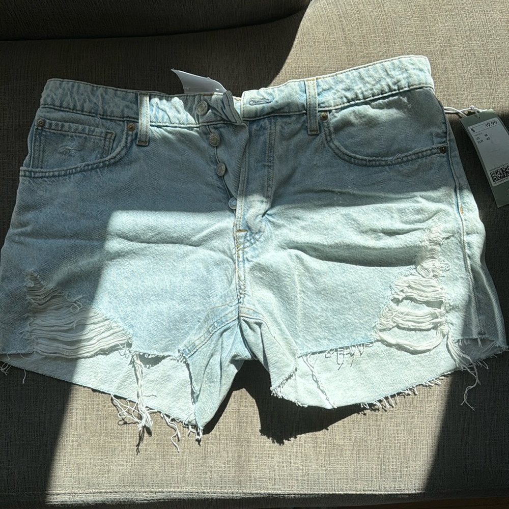 High waisted jeans shorts with rips